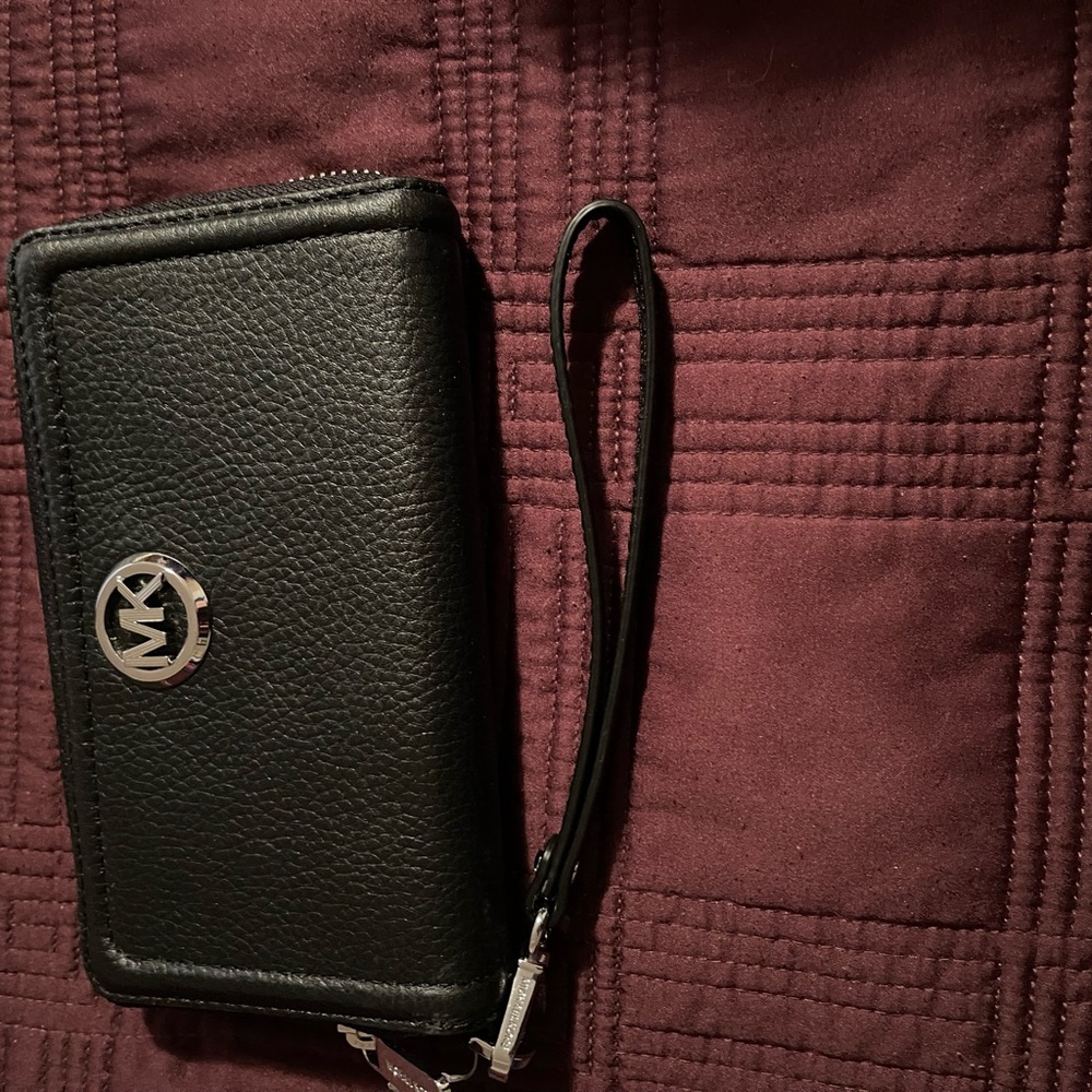 NWOT Black Michael Kors wristlet. - Picture 2 of 5